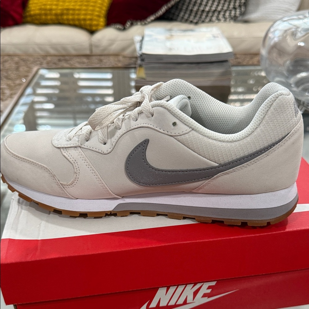 Nike Women's MD Runner 2 Sneakers EXCELLENT CONDITION - Picture 6 of 8